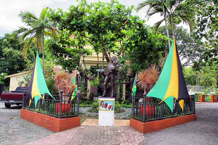 O Museu Bob Marley, instalado na antiga residência do artista no bairro de Hope Road, é um dos pontos mais visitados da cidade. Ele preserva não apenas objetos pessoais, mas também o ambiente criativo onde o artista compôs algumas de suas obras mais icônicas. 
