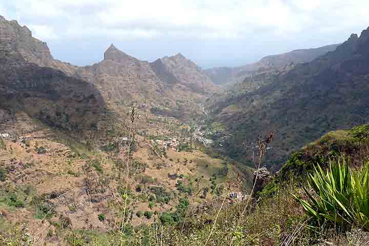Já o Sal e a Boa Vista se destacam por dunas que lembram cenários desérticos, enquanto Santo Antão é famosa por suas trilhas montanhosas e agricultura em terraços que desafiam o relevo. 
