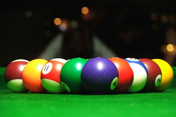 JÃ¡ no pool, a disputa pode ser entre bolas lisas e listradas. Faltas incluem tacadas irregulares e encaÃ§apes errados.
