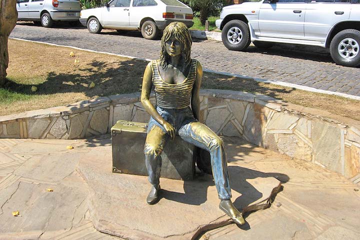 Brigitte Bardot esteve no Brasil em 1964, quando visitou o balneário de Búzios, então ainda pouco conhecido, e acabou projetando o destino internacionalmente ao se hospedar na região. Anos depois, sua passagem foi eternizada com uma estátua à beira-mar, que se tornou um dos cartões-postais mais famosos da cidade fluminense.
