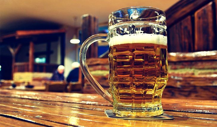 5- Cerveja: é a mais calórica e normalmente ainda vem acompanhada de alguns petiscos. Ainda assim, é a menos maléfica para o corpo, já que contém o menor teor de álcool: entre 3% e 6%