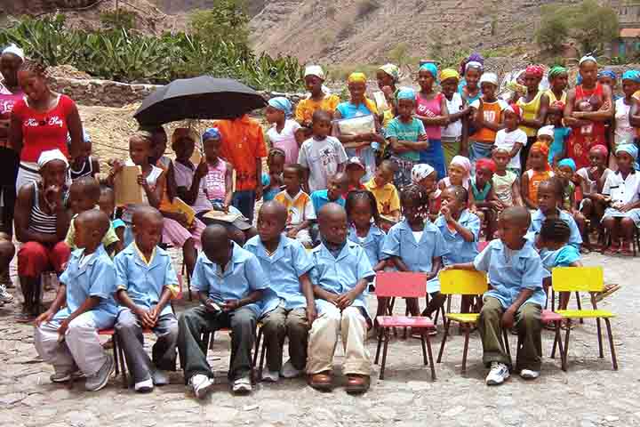 Milhares de cabo-verdianos e descendentes vivem em países como Estados Unidos, Portugal, França e Holanda, mantendo laços estreitos com o arquipélago e influenciando cultural e economicamente a vida no país por meio de remessas, intercâmbio e preservação de tradições.
