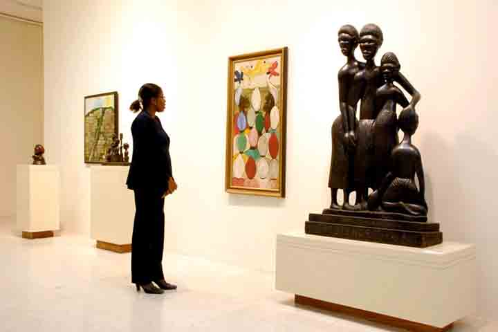 O Jamaica National Gallery reúne um importante acervo de arte local, destacando obras de Edna Manley, do artista plástico Barrington Watson e outros nomes que ajudaram a construir a identidade visual jamaicana.
