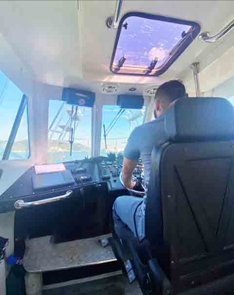 Essa etapa é crucial, pois o conhecimento exigido vai muito além das técnicas. Ele envolve leitura de cartas náuticas, interpretação de correntes e marés, domínio da meteorologia, manuseio de rebocadores e, sobretudo, familiaridade absoluta com cada detalhe da área onde atuará. 
