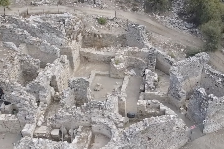 A descoberta ocorreu em um sítio incluído na Lista Provisória do Patrimônio Mundial da UNESCO, situado dentro de uma área monástica murada. 