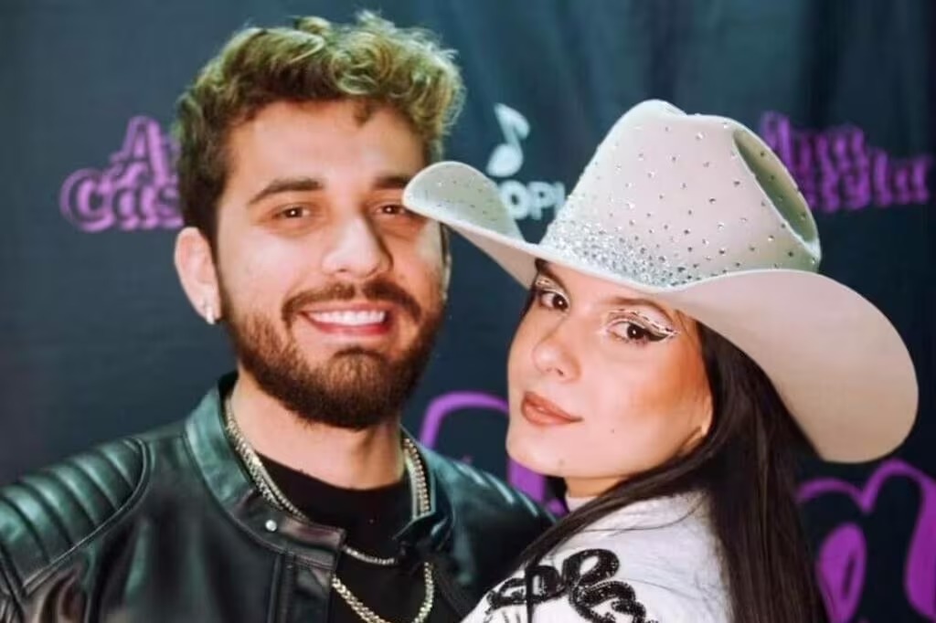 Na vida pessoal, Ana Castela teve um namoro tumultuado com o também artista sertanejo Gustavo Mioto. Em dezembro de 2024, a cantora utilizou suas redes sociais para se pronunciar aos fãs sobre o fim do relacionamento. O casal estava junto desde 2022, mas no período chegou a romper outras duas vezes.

