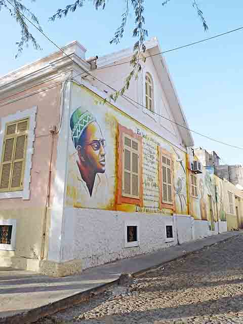 O país tem uma variedade linguística. Embora o português seja o idioma oficial, a língua mais falada no cotidiano é o cabo-verdiano, um conjunto de crioulos que variam entre as ilhas e formam um organismo linguístico complexo, vivo e profundamente identitário. 
