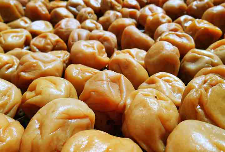 Além disso, a fruta é uma rica fonte de vitamina K, que também desempenha um papel crucial na saúde óssea e na coagulação sanguínea. 