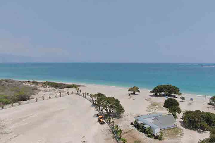 O turismo em Kingston vai muito além da música. A cidade oferece experiências urbanas que contrastam com a Jamaica das praias, normalmente associada a destinos como Montego Bay e Negril. 
