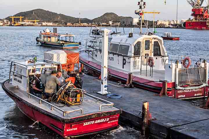 Em navios de grande porte, como porta-contêineres e graneleiros, essa função é ainda mais sensível, já que poucos metros determinam a segurança de toda a operação. Em muitos casos, a manobra envolve coordenação intensa com rebocadores, operadores de terminal, autoridades portuárias e centros de controle de tráfego marítimo.
