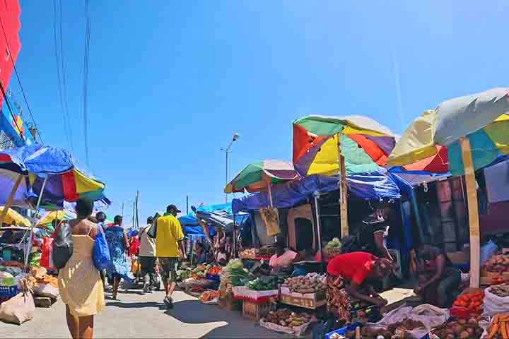 Já no centro da cidade, Coronation Market, o maior mercado ao ar livre da Jamaica, convida moradores e turistas a mergulhar nos aromas e sons de um cotidiano que permanece autêntico.
