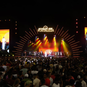 Atrações em polos descentralizados foram destaque no início do Réveillon em Fortaleza nesta terça-feira, 30 (Foto: AURELIO ALVES/ O POVO)