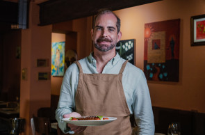 FORTALEZA-CE, BRASIL, 06-08-2025: Chef Marco Gil, do restaurante Ciranda Brasa, para Pause. (Foto: Fernanda Barros/ O Povo)