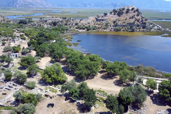 Um aspecto curioso da história de Kaunos é a sua relação com a geografia e a saúde.