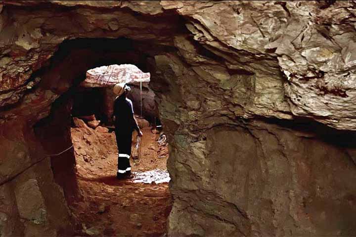 Nos anos seguintes, mineiros começaram a afluir para a região situada entre as cidades de Adelaide e Alice Springs. 

