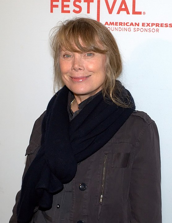 Sissy Spacek (Atriz)- Nascida em 25/12/1949 no Texas, Estados Unidos, a atriz é mundialmente conhecida por seu papel em   Carrie, a Estranha (1976), que lhe rendeu um Oscar. E fez diversos outros trabalhos. Entre eles, O Destino Mudou Sua Vida(1980) e O Chamado 2, em que aparece como mãe de Samara. 