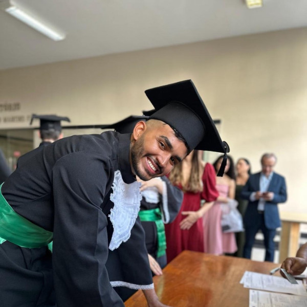 Jovem de 24 anos &eacute; o primeiro quilombola a se formar em Medicina pela UFC