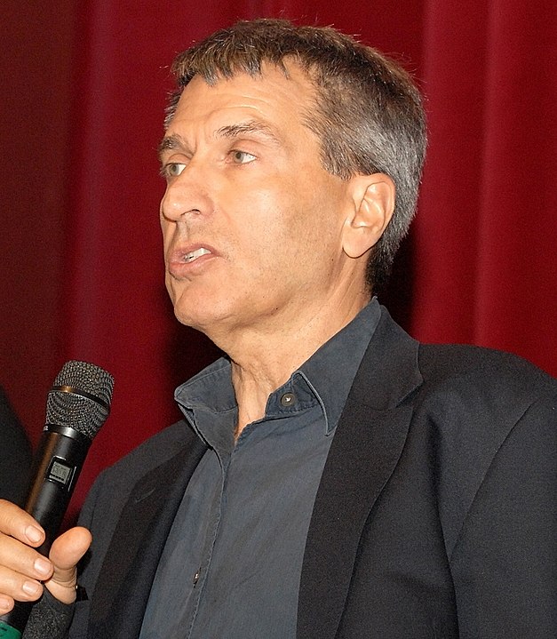 Nicholas Meyer (escritor)- Americano, nasceu em 24/12/1945. É cineasta e escritor, conhecido por dirigir filmes como Jornada nas Estrelas II: A ira de Khan (1982),  Jornada nas estrelas VI: A terra desconhecida(1991)e Atração Fatal(1987).