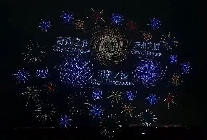 As formas e desenhos coloridos são possíveis graças aos LEDs de 10 watts, que têm uma gama completa de cores RGB.