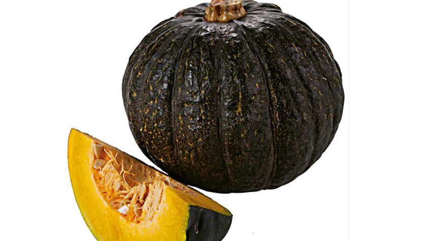 Abóbora- 26 Kcal(100g)- Rica em fibras, vitamina A e minerais, como manganês e potássio. Versátil, vai bem nas saladas frias com azeite e alho picado; cozida com carne, cebola roxa e coentro; ou com carne seca desfiada. Suas sementes, assadas, servem como aperitivo.