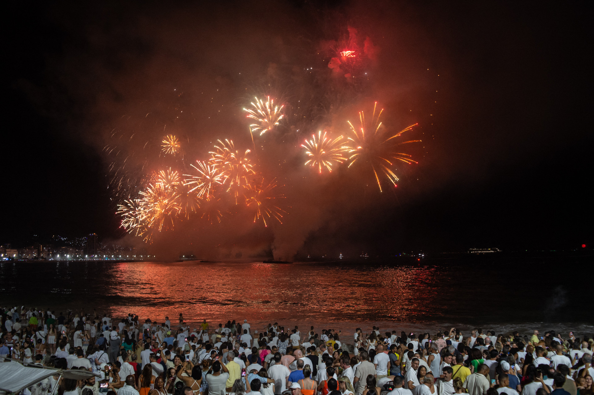 Vista aérea da estátua do Cristo Redentor e dos fogos de artifício lançados da praia de Copacabana durante a celebração do Ano Novo no Rio de Janeiro, em 1º de janeiro de 2025.
O Rio de Janeiro recebeu, em 30 de dezembro de 2025, o título de maior celebração de Ano Novo do mundo pelo Guinness World Records, um reconhecimento de sua famosa e gigantesca festa com shows de música ao vivo à beira-mar. (Foto: MAURO PIMENTEL / AFP)