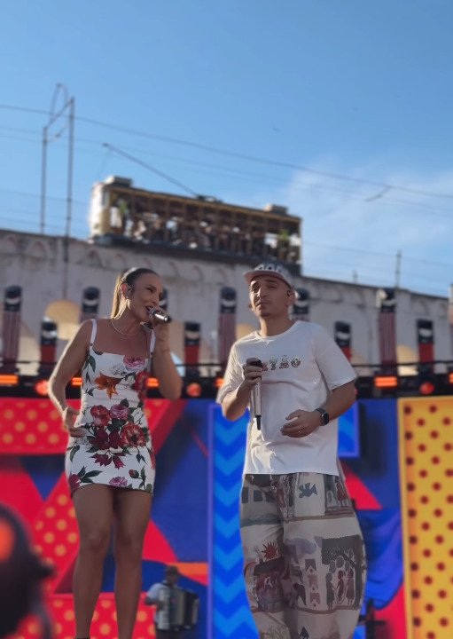 O evento gratuito reuniu uma multidão e contou com a participação especial de Zeca Pagodinho, Ivete Sangalo e outros cantores.
