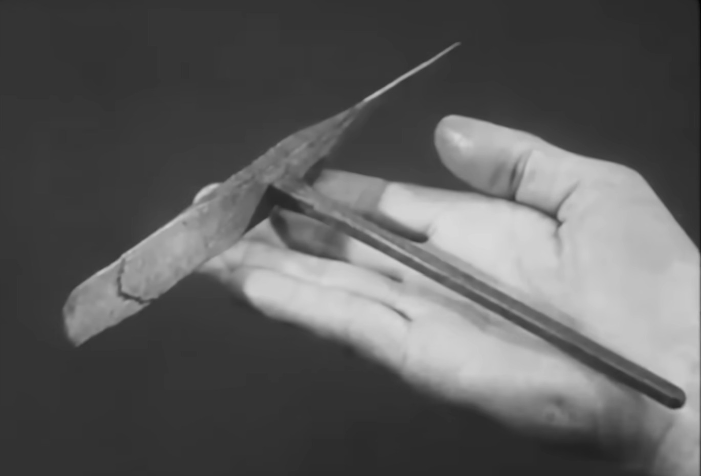 Os registros mais antigos relacionados a esse princípio surgiram na China, por volta de 400 a.C., com um artefato simples de bambu que subia ao ar quando girado manualmente. Embora não transportasse pessoas, o objeto demonstrava o conceito básico da sustentação por rotação.
