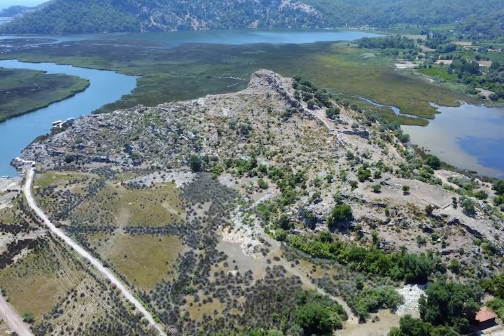 Kaunos foi uma antiga cidade situada no sudoeste da atual Turquia, próxima à costa do mar Egeu e ao rio Dalyan, na província de Muğla.