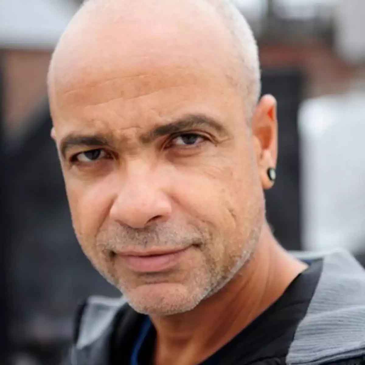 Claudio Manoel (Humorista)- O humorista  nasceu em 25/12/1956, em Belo Horizonte (MG). Foi um dos roteiristas e fundadores do grupo Casseta & Planeta(1992-2010) e fez muito sucesso com seus personagens: Seu Creysson e Carlos Maçaranduba, entre outros.