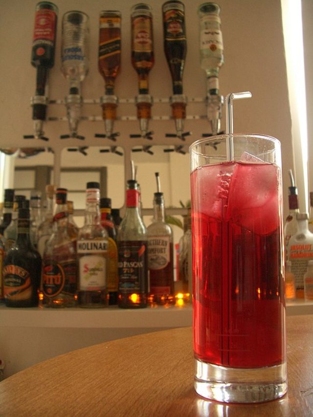 Como não contém carboidratos ou açúcares, só possui as calorias advindas do etanol . Apesar do alto conteúdo alcoólico – cerca de 40% -, é a que tem menos chance de provocar ressaca