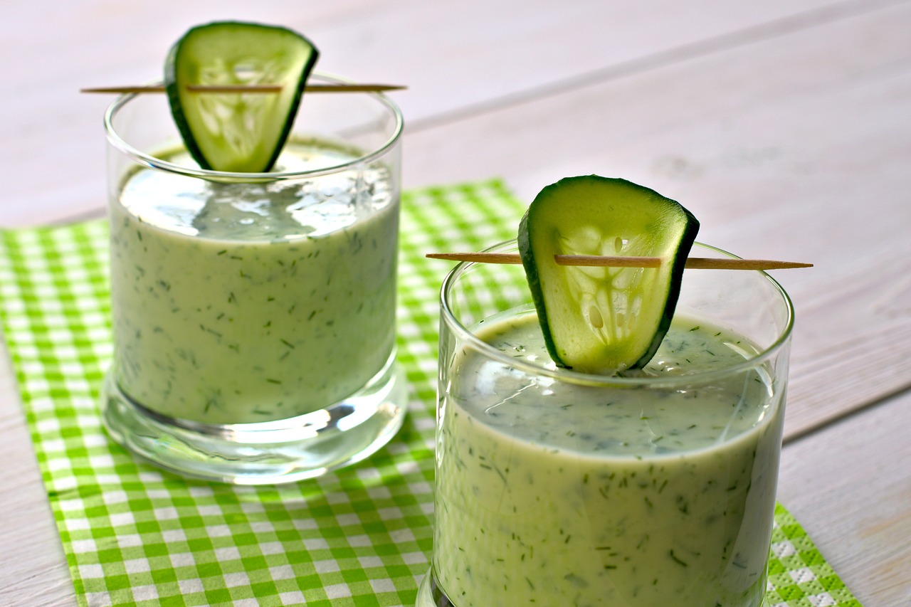 Outra opção é o creme de pepino, onde o vegetal é cozido, amassado e misturado com temperos e iogurte, criando uma textura cremosa, ideal para servir como molho ou acompanhamento para carnes e legumes.