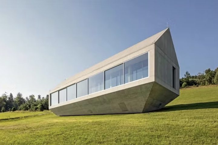 Arca de Konieczny (Cracóvia, Polônia): A casa do arquiteto Robert Konieczny não parece um barco à toa: ela foi projetada para resistir a deslizamentos de terra, comuns na região onde foi construída.    