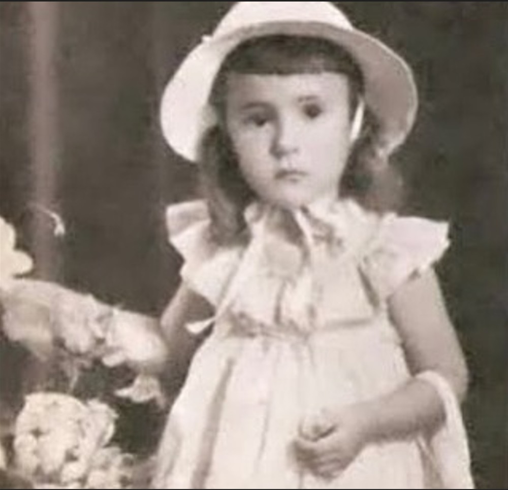 Elizabeth Savala Casquel nasceu em São Paulo, em 23 de novembro de 1954, e construiu uma das carreiras mais sólidas da televisão e do teatro brasileiros, com mais de quatro décadas de atuação. 
