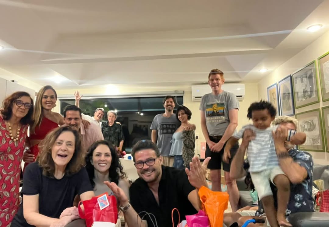 Elizabeth Savala celebrou o Natal ao lado da família e compartilhou o momento nas redes sociais. Em uma das publicações, a atriz aparece ao lado de três de seus quatro filhos: Cyro, Diogo e Thiago Picchi.
