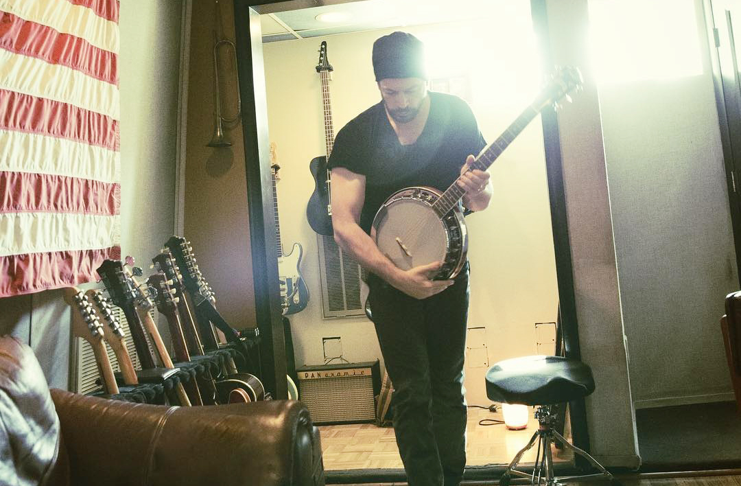 Além disso, domina uma ampla gama de estilos musicais, transitando com naturalidade entre o jazz, funk, big band, baladas românticas e o pop clássico. É considerado um dos artistas de jazz mais bem-sucedidos da história.

