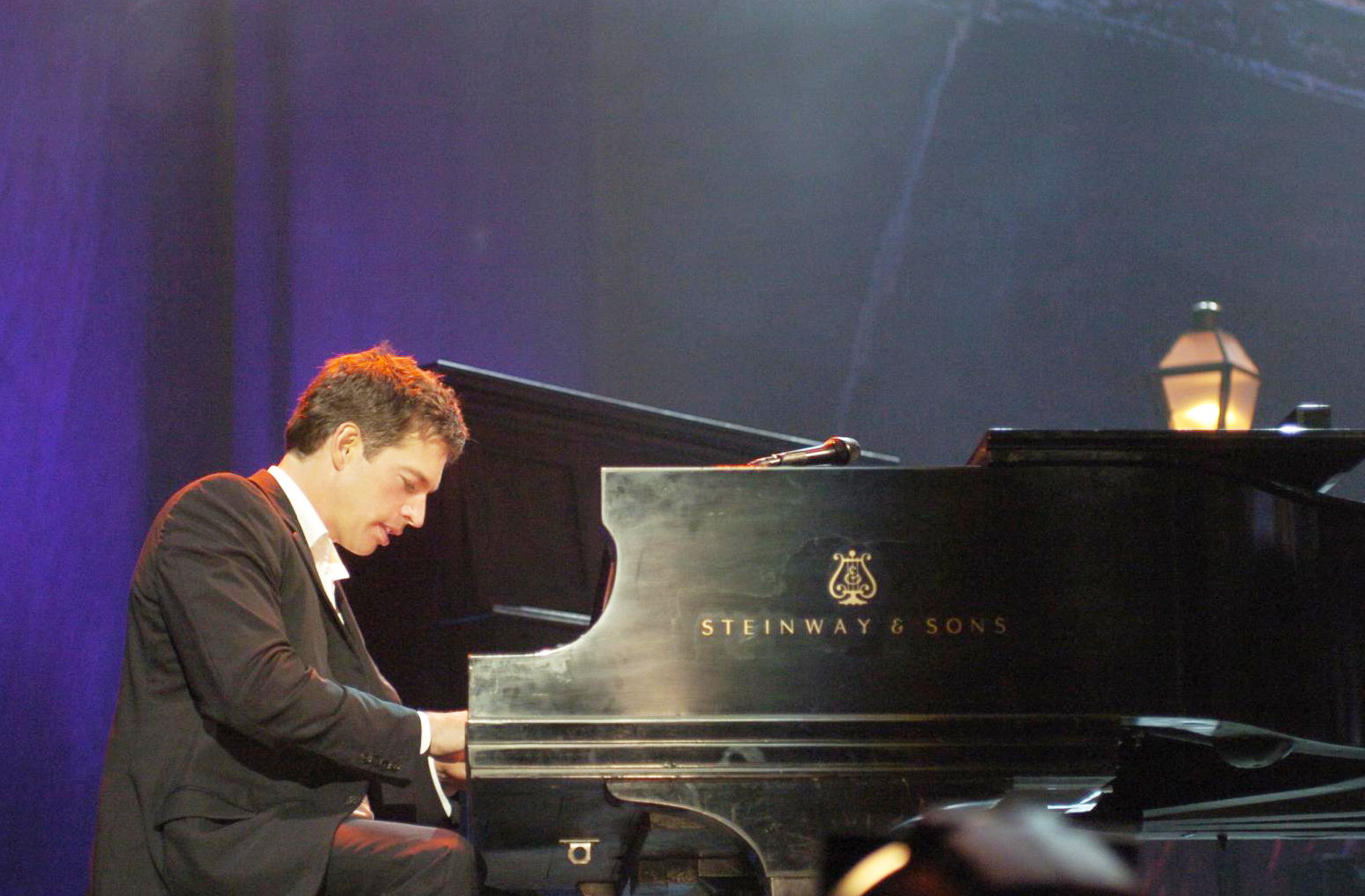 Harry Connick Jr. levou sua música aos palcos internacionais, realizando turnês pelos Estados Unidos, Reino Unido, Europa e China.
Em 2005, participou do prestigiado Concerto do Nobel da Paz em Oslo, reforçando seu reconhecimento global como artista.