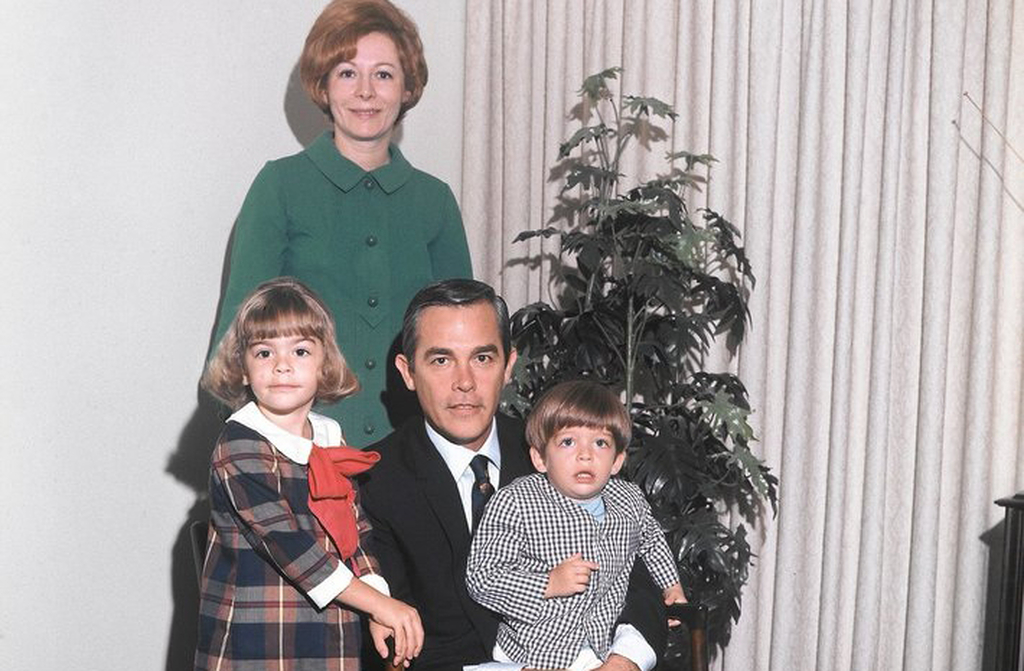 Joseph Harry Fowler Connick Jr. nasceu em 11/09/1967, em Nova Orleans, Louisiana, nos Estados Unidos. É um artista multifacetado, conhecido como cantor, pianista, compositor, ator e apresentador de televisão. Conquistou reconhecimento internacional por sua habilidade em unir talento musical e carisma diante das câmeras.

