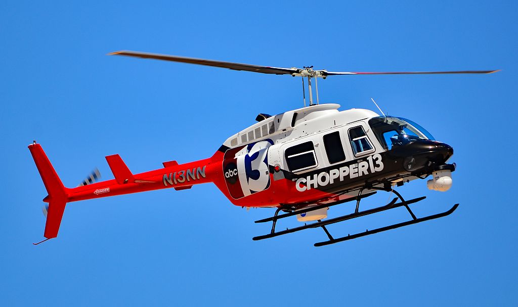 Na área jornalística, helicópteros são usados para transmissões aéreas ao vivo, especialmente em coberturas de trânsito, grandes eventos e situações de emergência. As aeronaves costumam ser adaptadas com câmeras e sistemas de comunicação. 
