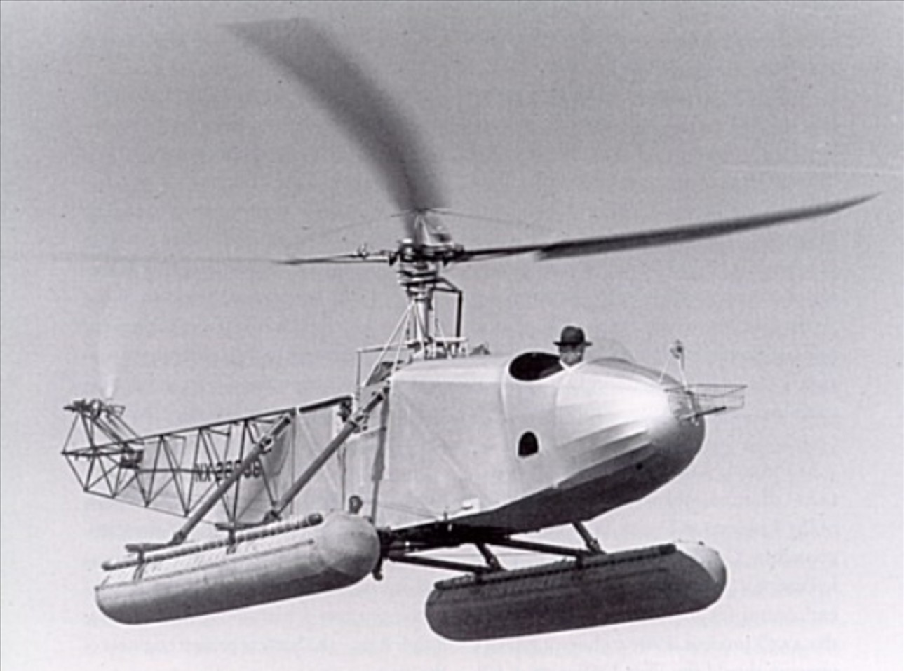 No mesmo período, Igor Sikorsky lançou o VS-300, nos Estados Unidos. O modelo introduziu a configuração de rotor principal com rotor de cauda, que se tornou padrão na maioria dos helicópteros modernos. O primeiro voo controlado reconhecido oficialmente ocorreu em 1939, com esse projeto.
