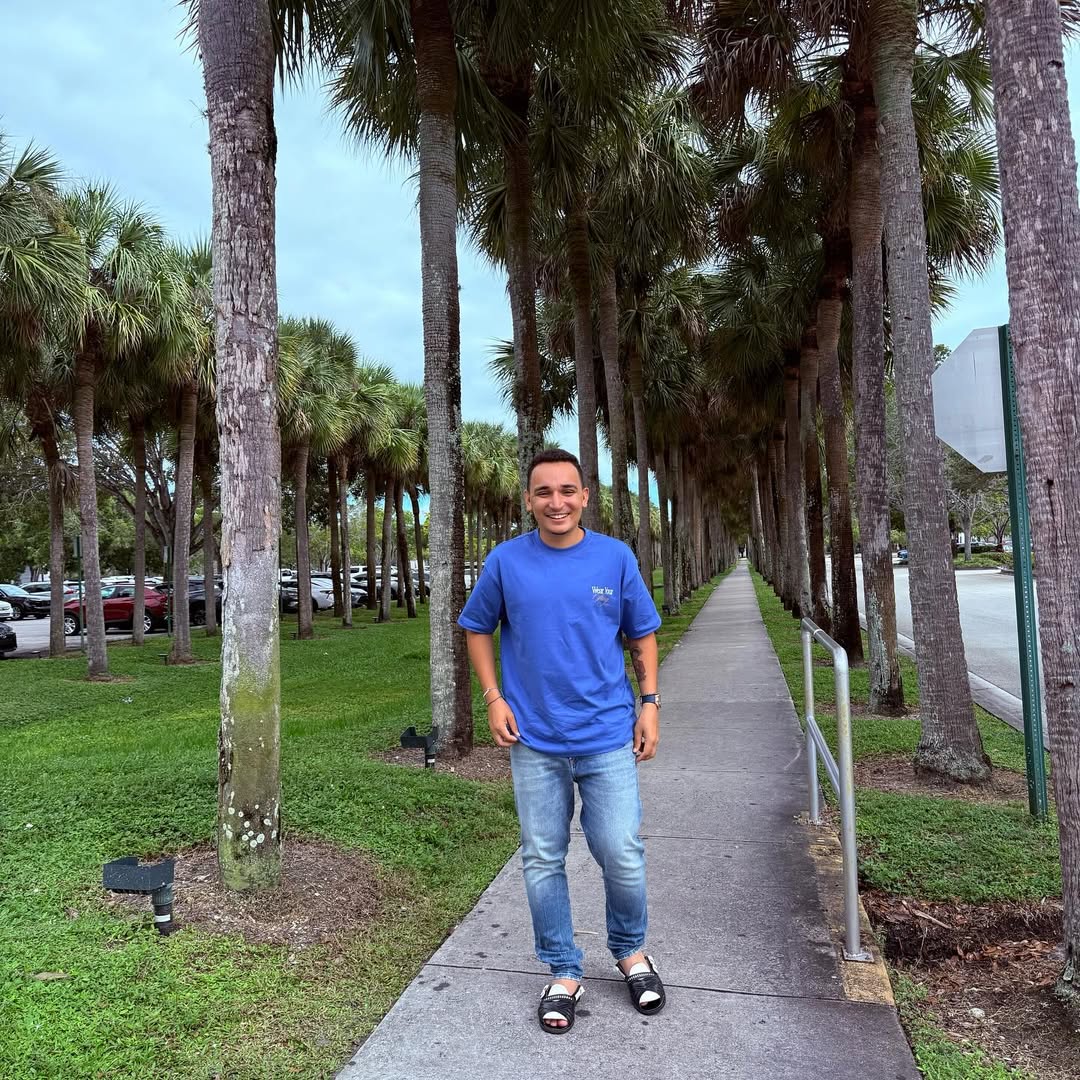 O cantor nasceu no dia 31 de julho de 2002, na cidade de Serrita, no sertão de Pernambuco, Brasil.
