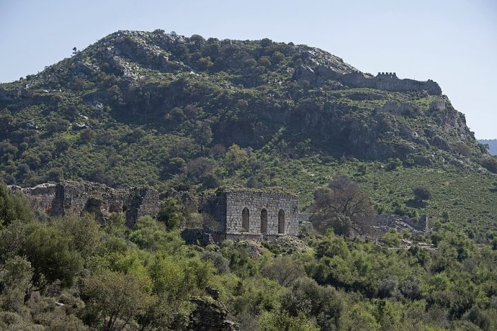 Ao longo de sua história, Kaunos esteve sob o domínio de diversos povos e impérios, incluindo persas, gregos, romanos e, posteriormente, bizantinos.