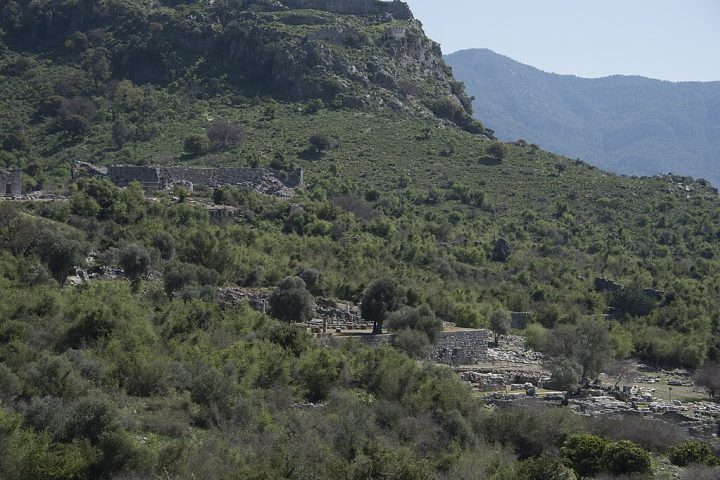 Com o passar dos séculos, o assoreamento do rio pelo transporte de sedimentos fez com que o mar recuasse, transformando a próspera cidade portuária em um assentamento isolado no interior.