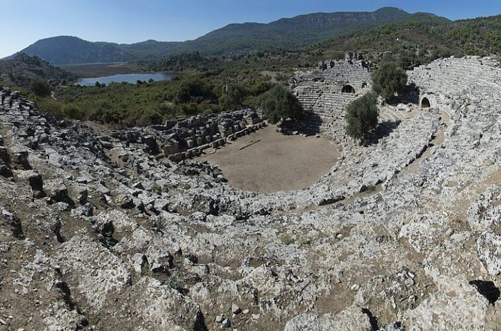 Essa pluralidade cultural pode ser vista nas ruínas que sobreviveram ao tempo, como o teatro helenístico com vista para a antiga área portuária, as termas romanas e igrejas cristãs primitivas. 
