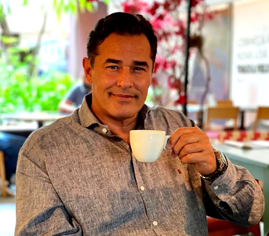 Luciano Szafir (Ator)-Luciano Lebelson Szafir nasceu em 31/12/1968, na cidade do Rio de Janeiro. O ator e empresário ficou conhecido por sua atuação  em O clone (2001). É pai de Sasha Meneghel.