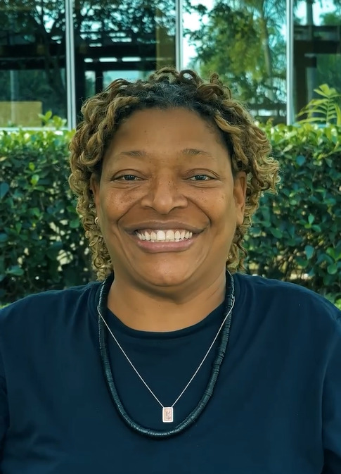 A projeção nacional ocorreu em 2002 com o álbum “Pé do Meu Samba”, dirigido por Caetano Veloso. O trabalho ampliou sua visibilidade, originou turnês no Brasil e no exterior e resultou em registros ao vivo lançados posteriormente em CD e DVD.
