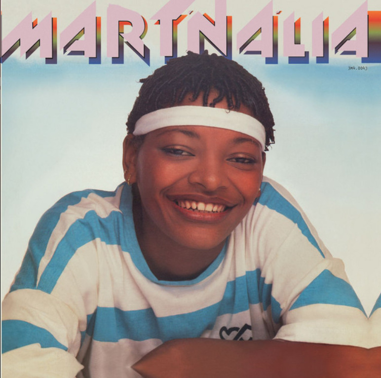 Seu primeiro álbum solo foi lançado em 1987, com o título “Mart’nália”, que reuniu clássicos da música brasileira, como “Por um Amor no Recife”, de Paulinho da Viola, e “Cordas e Correntes”, de Martinho da Vila.
