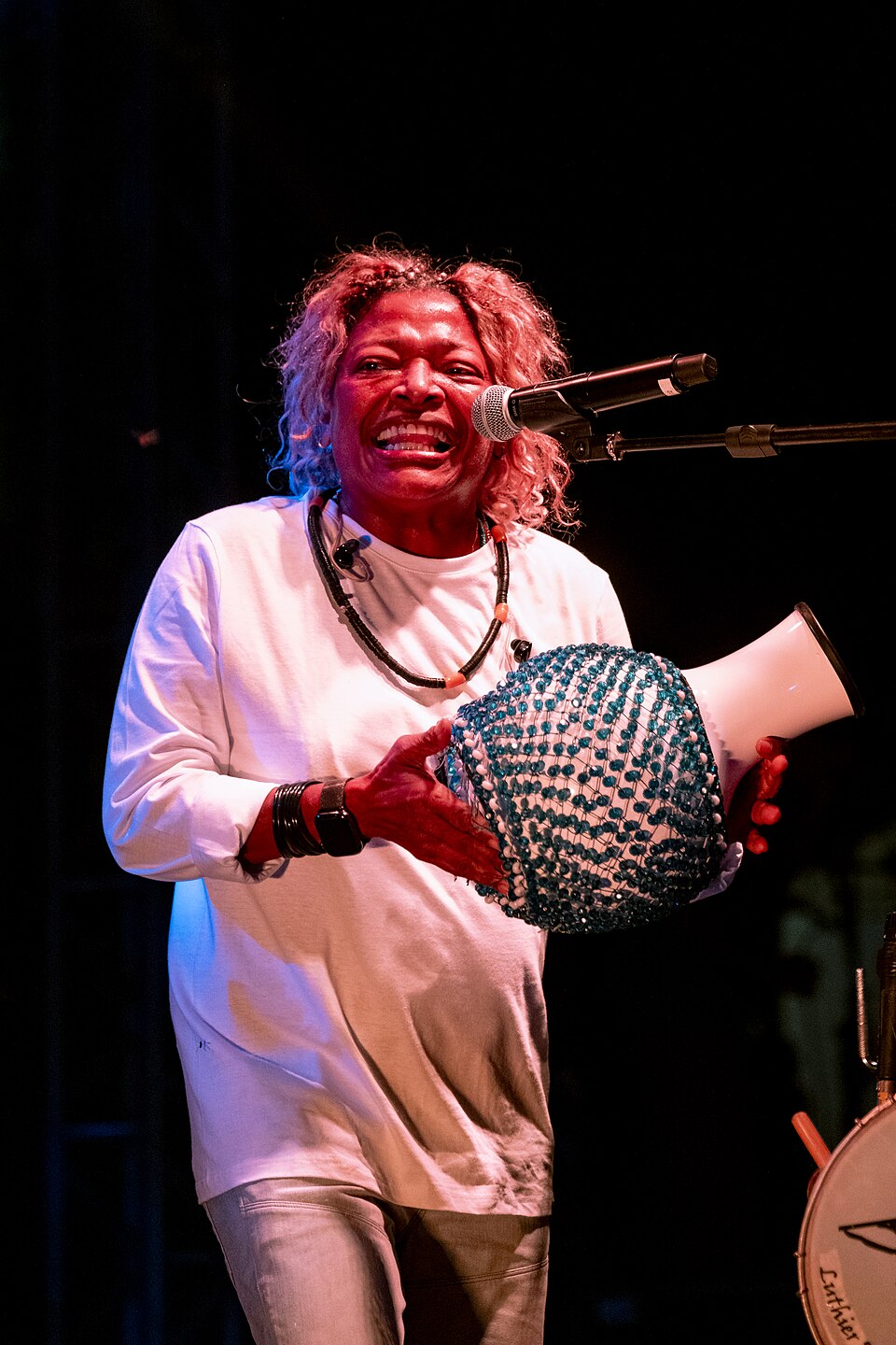 Na década de 1990, passou a se apresentar individualmente em casas de shows do Rio de Janeiro. No mesmo período, atuou como percussionista na banda de Ivan Lins e integrou o grupo Batacotô, voltado à pesquisa de sonoridades afro-brasileiras e africanas, com o qual lançou o disco “Semba dos Ancestrais”.
