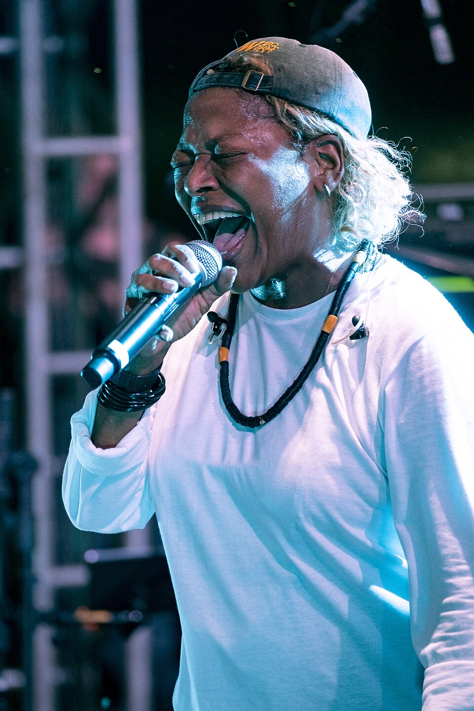 Entre suas músicas mais conhecidas estão “Entretanto”, “Cabide”, “Pra Que Chorar?”, “Chega”, entre outras.
