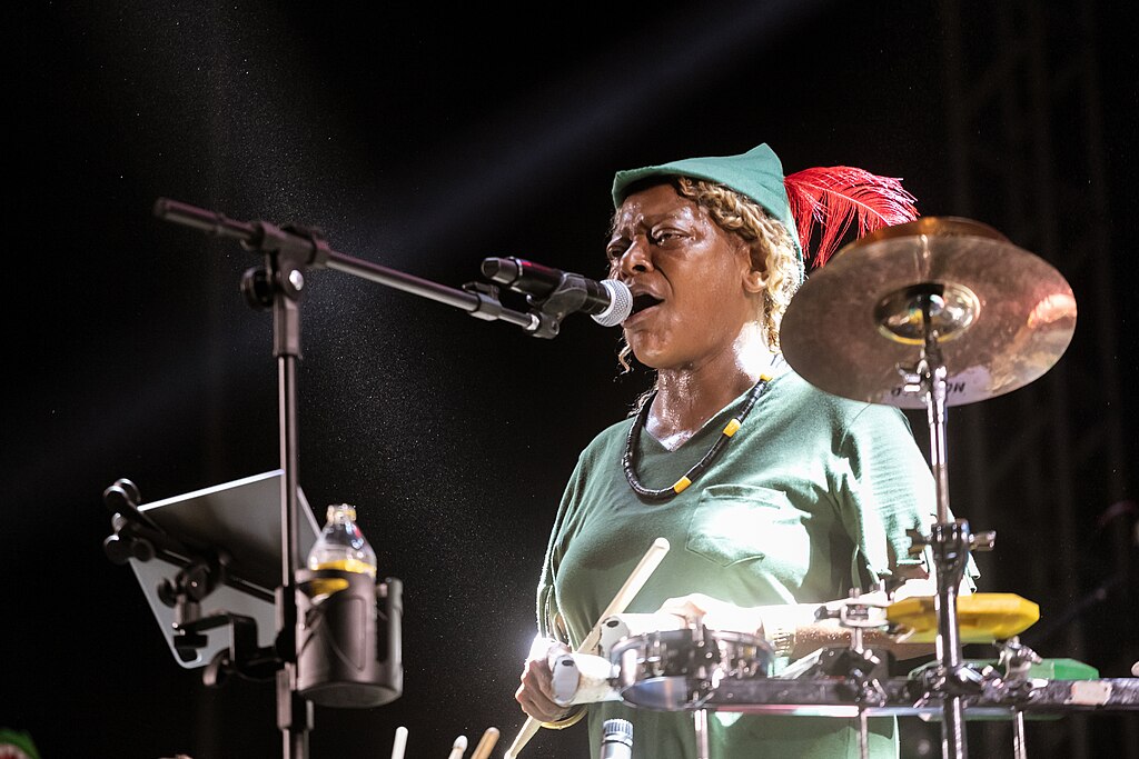 Mart’nália Mendonça Ferreira nasceu em 7 de setembro de 1965, no Rio de Janeiro. É filha de Martinho da Vila e da cantora Anália Mendonça, e seu nome resulta da junção dos nomes dos pais. Ela acompanhou Martinho desde cedo em rodas de samba e iniciou a carreira aos 16 anos como backing vocal em shows e gravações.
