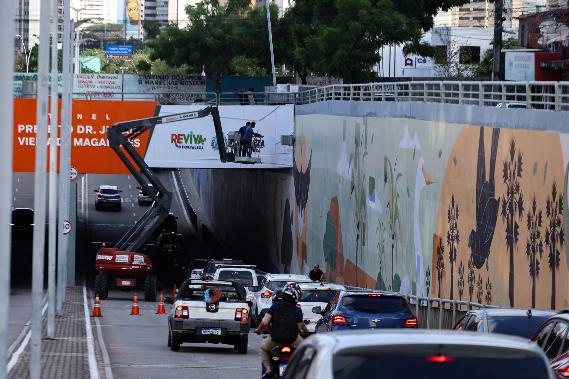 FORTALEZA, CEARÁ,  BRASIL- 30.12.2025:.Painel temáticos no túnel Juraci Vieira de Magalhães. (Daniel Galber/Especial para O POVO)
